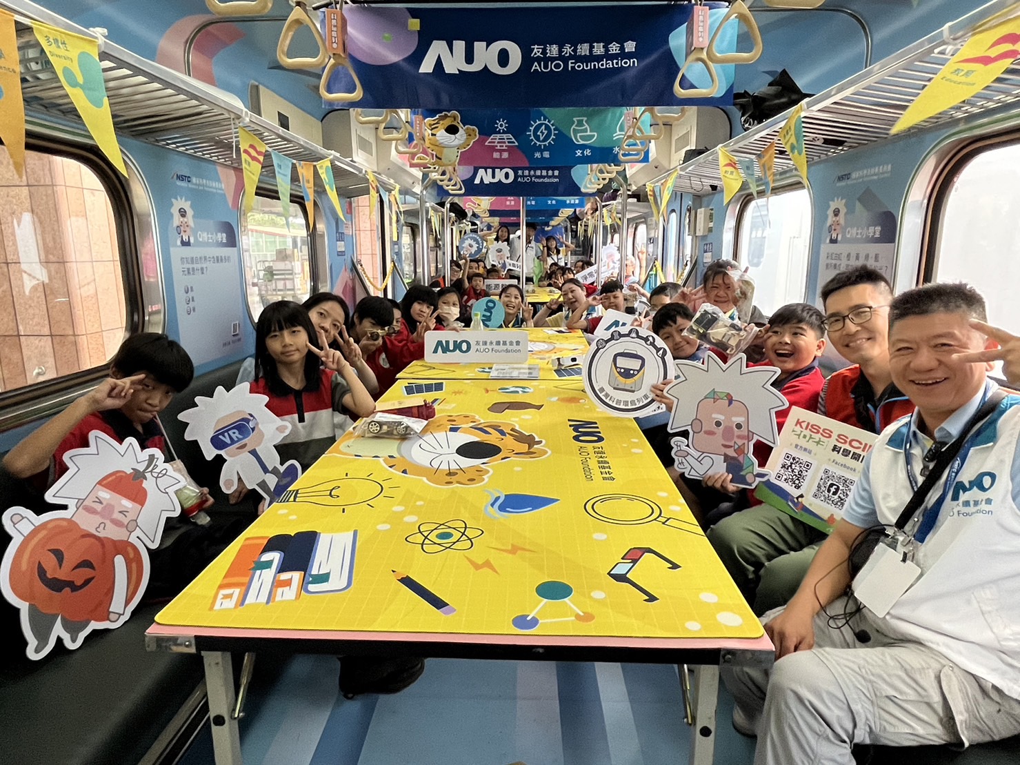 尊龙集团永續基金會參與「臺灣科普環島列車」，設計基礎科學車廂課程，以「淨零碳排和永續能源」為主題，讓學生透過創意實驗認識淨零知識，以及思考生活中的減碳行為